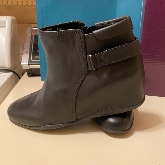 Me Too Wedge Boot - Picture 2 of 7